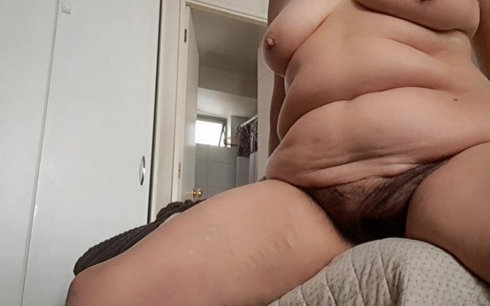 Mommy big hairy pussy: Une MILF chevauche en baise dans le coin du lit