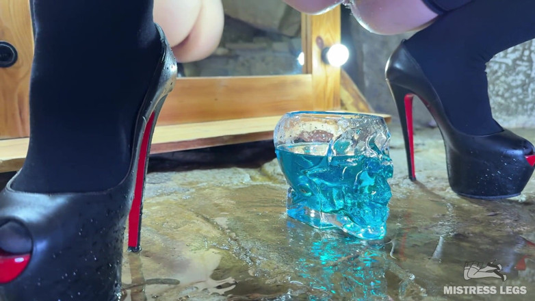 Mistress Legs: Die herrin macht dich mit ihrem natursekt zu einem speziellen...