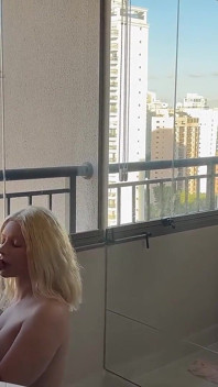 Meine freche ehefrau wartete auf mich in ihrem nachthemd auf dem Balkon der Wohnung - ich habe ihre muschi geleÃ¤nscht
