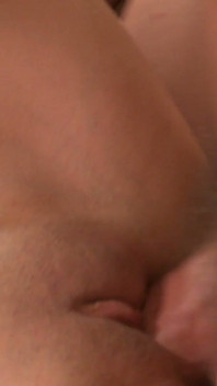 Prsa sexy dívky Scéna 1 Baculatá milf brunetka s velkými kozami si užívá výstřiky na její kozy