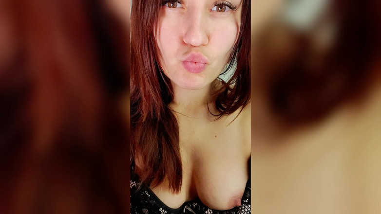 Adele Amber: 下品なマミーの指づけ