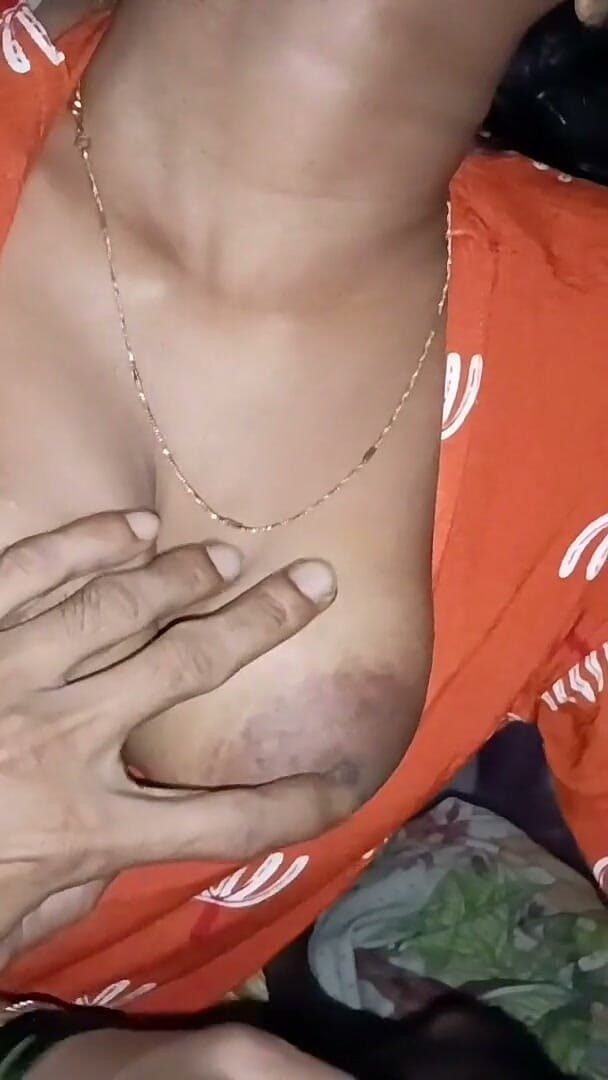 LateralChain349: Sudipta, saudara ipar yang frustrasi secara seksual, membelai kontol saudara...