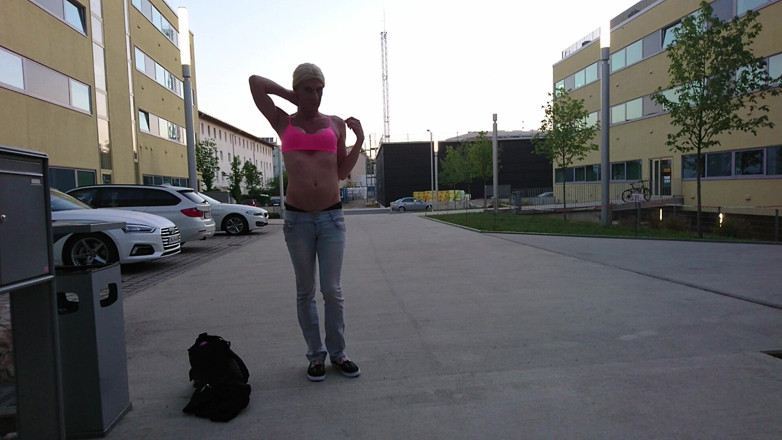 sweetfeet29: Trans sexy in una mattinata pubblica