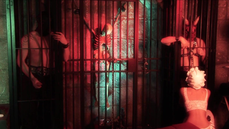 Threesome 4ever: Lucy prisoner of two cocks in the pussy and ass