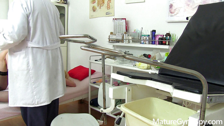 Mature Gyno Spy: 미시 Gyno - 수술 중 더러운 Gyno Doc이 녹음한 완벽한 몸매의 마른 밀프