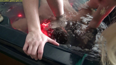 Femdom Austria: サディスティックなグラマーモンスターは、水頭踏みの下で容赦なし!