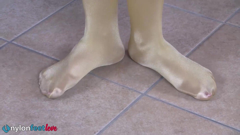 Foot Fetish HD: Bianca, sexy brunette teen adores her feet