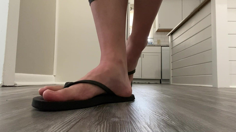 footivities: Flip Flop Modeling Și atârnarea Degete Naturale