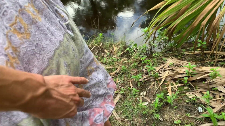 Farmers Wifey: Surprise Mouth Cum Caught Pedestrian Watchs Blowjob