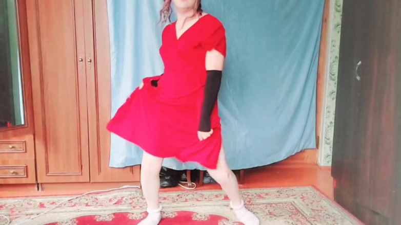 Kitty_Cross: Carina sissy che rotea tenendo una morbida sciarpa chiffon