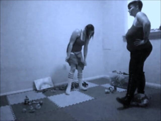 Selfgags classic: Pris par une caméra de sécurité : la baby-sitter punie !