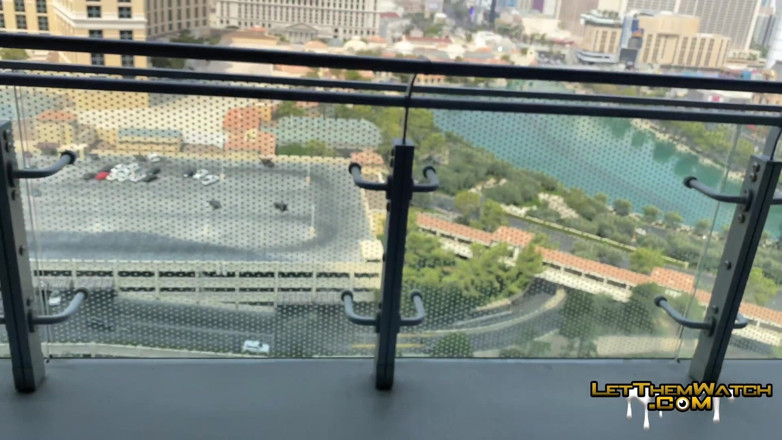 Let them watch: Juven ngentot di balkon umum tanpa kondom