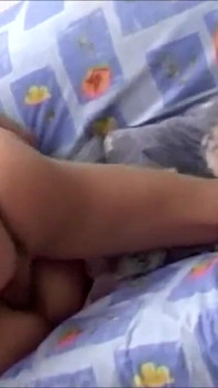 Vdaná MILFka ví, jak pobavit hosty, zatímco její manžel odpočívá