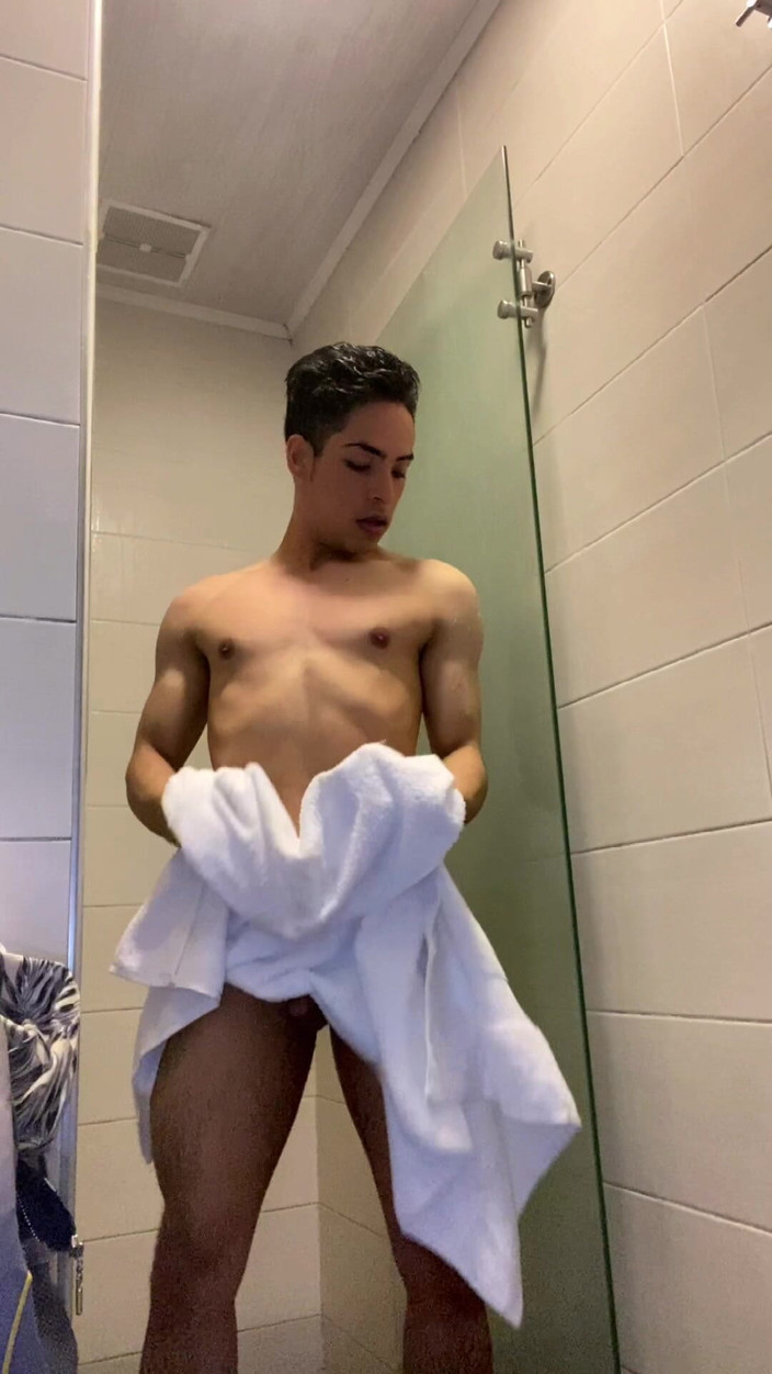 aodaboy: Sexy Caballero En La Ducha Del Gym