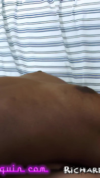 Pancutan mani comel remaja hitam dengan pantat hitam sempurna mengongkek lelaki putih tua dengan zakar putih besar