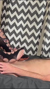 Меня застукали нюхающей его носки