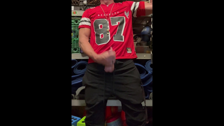 JockDad87: Jockdad87 trycker in en laddning i sin tröja med nummer 87.