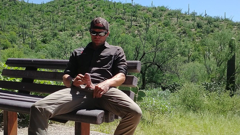 Lapetus: Беру перерыв на дрочке на работе на улице