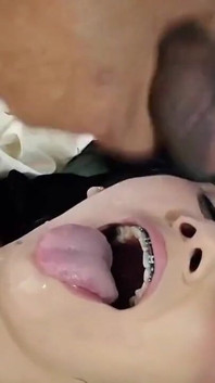 Ma demi-sœur me réveille pour baiser