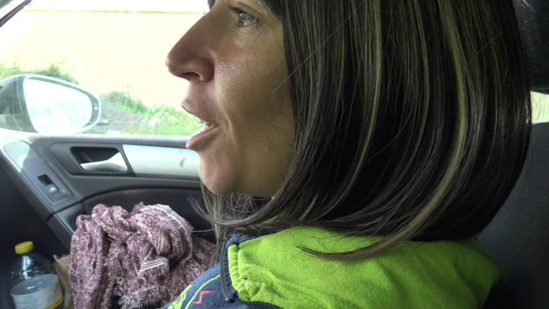 Stepmom Susan: Une belle-mère amateur fait une branlette à son beau-fils vierge pour...