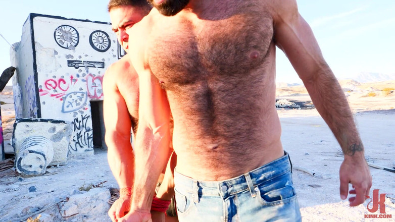 Kinky Bites Gay: デザート・キャプティブ:リッキー・ラーキンがドレイヴン・ナバロ・ロウとセックス