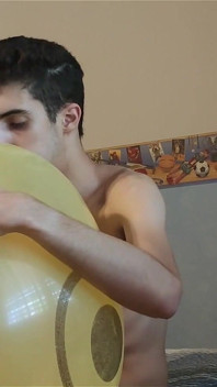 Einen riesigen Smiley-Ballon sprengen, während sie