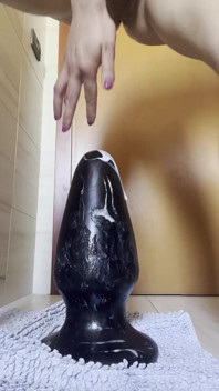 Vibrador gigante no banheiro
