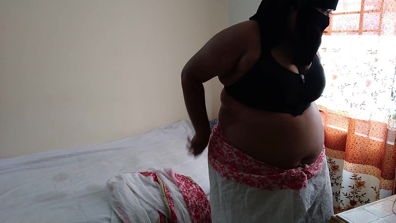 Aria Mia: Mentre la nonna nuda bbw del rajasthani fa la doccia...