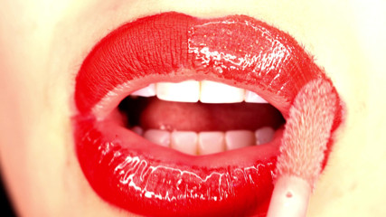 Goddess Misha Goldy: 4K Applying lip gloss & smoking & spit fetish