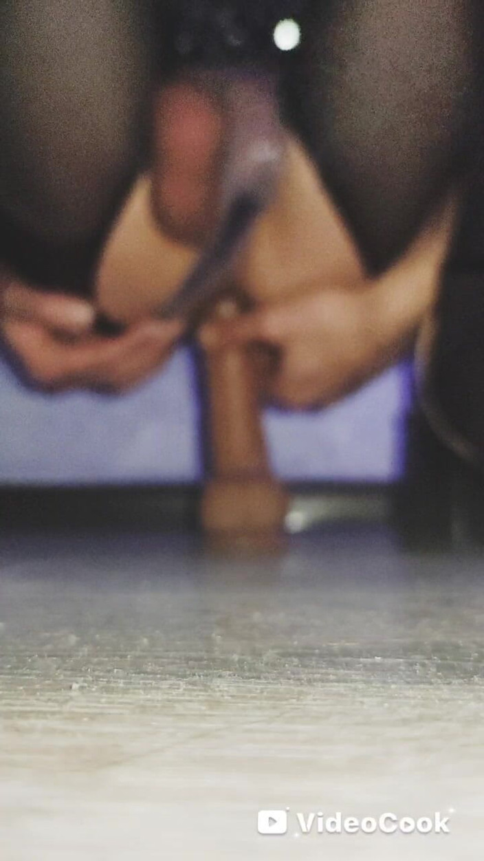 Lana Cross: Keren Sendiri