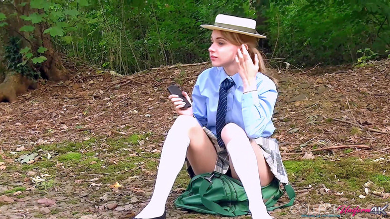 College Uniform: Desaparecido El Autobús Con Chloe Toy