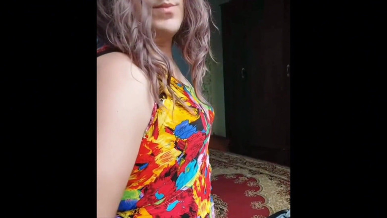 Kitty_Cross: Çiçekli elbiseli sarışın orta yaşlı seksi kadın ateşli götlü travesti...