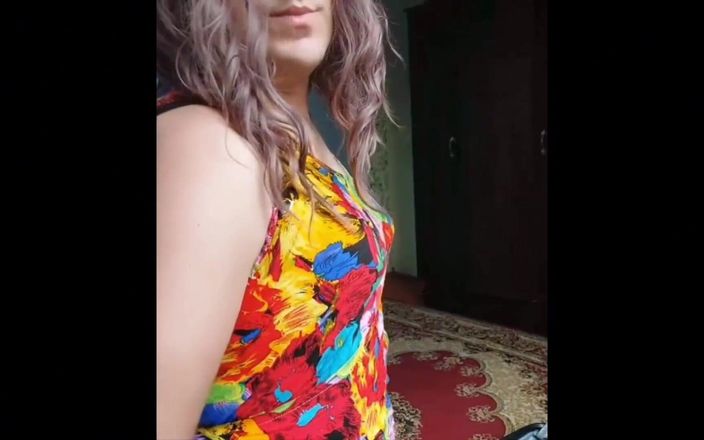 Kitty_Cross: Blond milf i flowerfull klänning het byte crossdresser kitty modell...