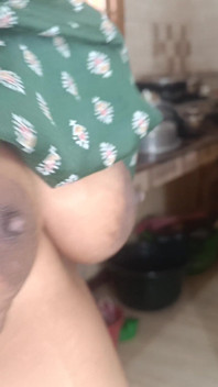 Une femme au foyer s’amuse avec son demi-frère