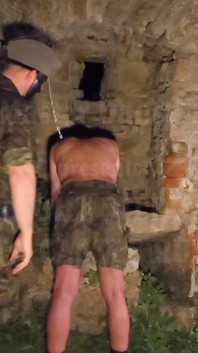 Nocny dildo w ruinach zamku