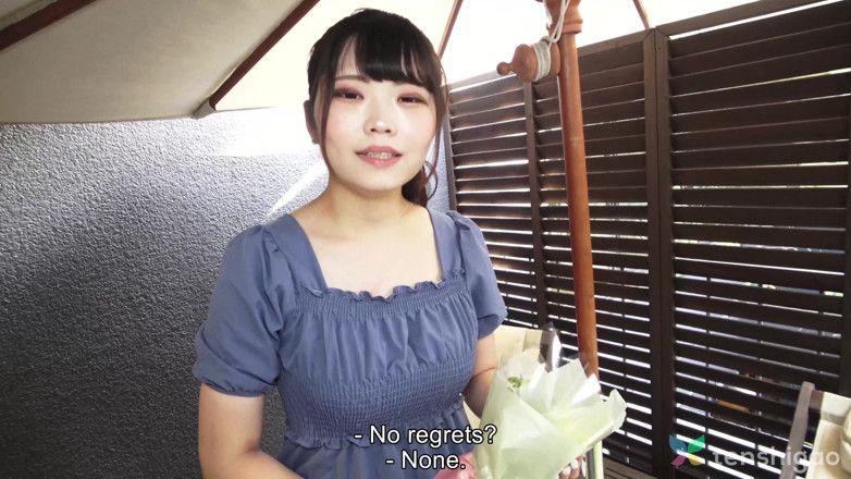 Tenshigao: Asami Wakana is een huisvrouw die verkleed is in kostuum...
