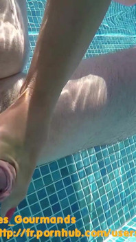 Heet MILF Met Een Rosebud Masturbert En Wordt Onder Water Bevredigd En Laat Haar Man Klaarkomen