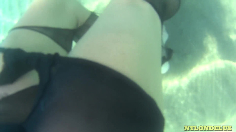 Nylondelux: ถุงน่องดำขาดกลางทะเล