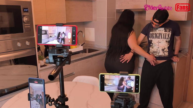 Riderqueen: Видео для поклонников - пасынок посещает мачеху на кухне