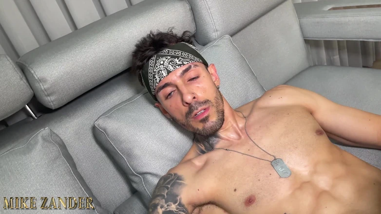 MIKEZANDER01: Drobná zrzka překvapení na jejím prvním análním castingu polyká všechno...