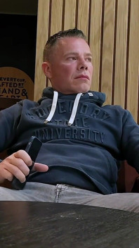 Odvážil se vyhonit si v rušné kavárně - intenzivní veřejné stříkání