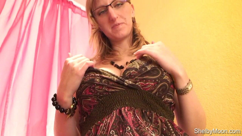 Only Big Melons: Ghim trên núm vú trong thời gian dài