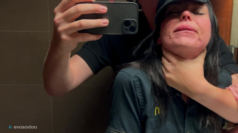 Eva Soda: Riskanter sex in einer toilette, gefickt, eine Mcdonalds angestellte über verschüttete...