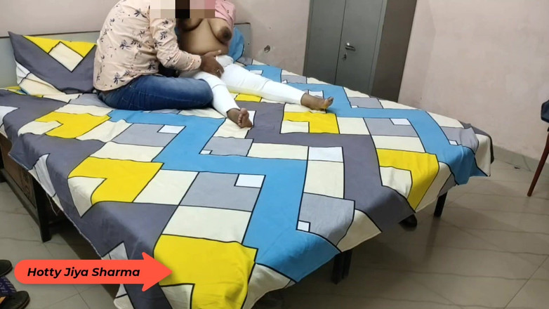 Desi Club House: Sexy nevlastní matka s velkými prsy chcestepsonovo velké péro, když...