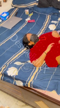 Esposa en camisón rojo caliente hace que el marido pierda el control del sexo duro