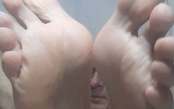 Big uncut hard cock: Close-up van mijn voeten