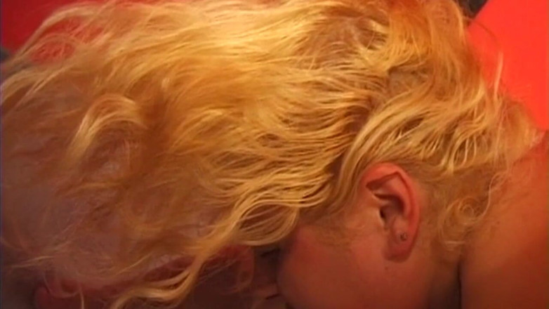 BANGORA RETRO CLUB: Une MILF blonde à forte poitrine se soumet à un jeu de...