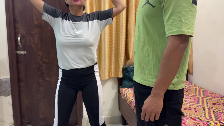 Hornycouple149: 체육관에 늦은 배다른 아들. 워밍업을 위해 몇 분 밖에 남지...