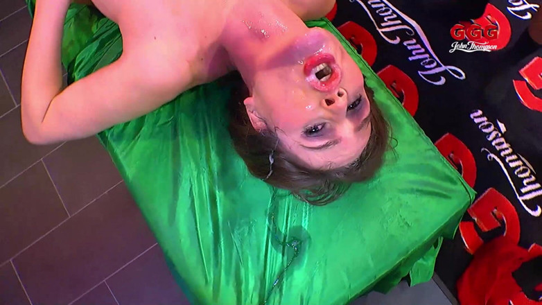 Gang Bang Germany: Luisa กลืนน้ําเงี่ยนในรุมเย็ดรุมเย็ดรุมน้ําแตกใส่หน้า!