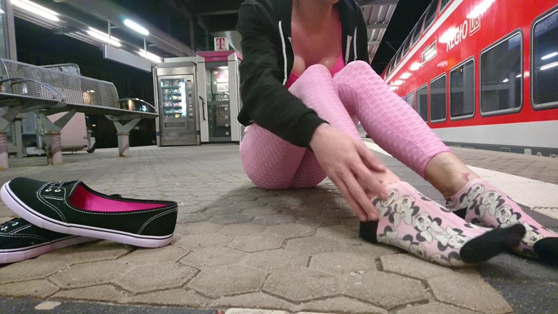 sweetfeet29: Visar fötter vid stationen
